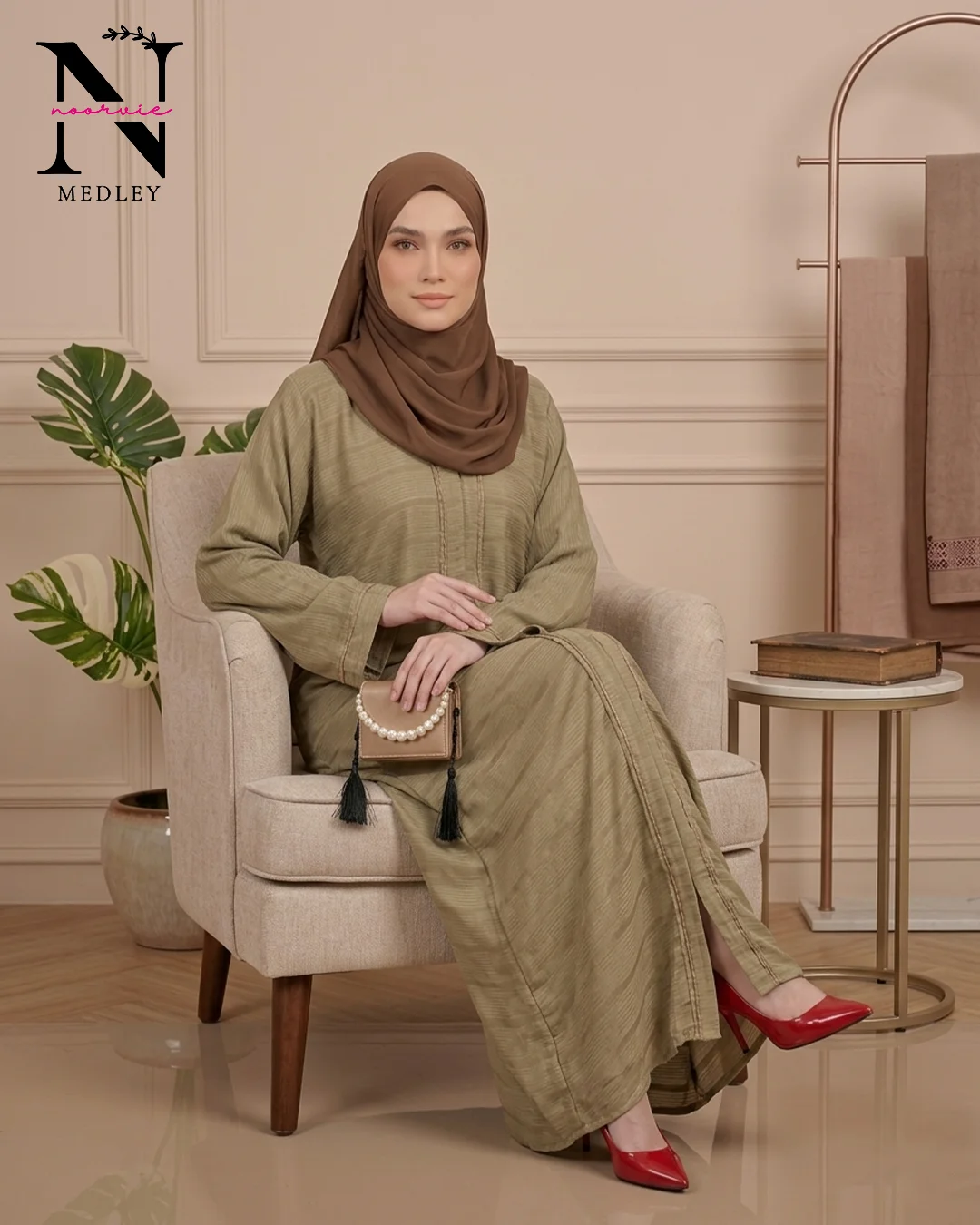 Noor-e-Gold Dubai Abaya - Image 4